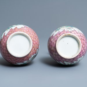 Une paire de vases de forme bouteille en porcelaine de Chine famille rose, 19/20ème — photo 5