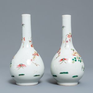 Une paire de vases de forme bouteille en porcelaine de Chine famille rose, 19ème — photo 3