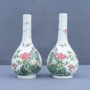 Une paire de vases de forme bouteille en porcelaine de Chine famille rose, 19ème — photo 8