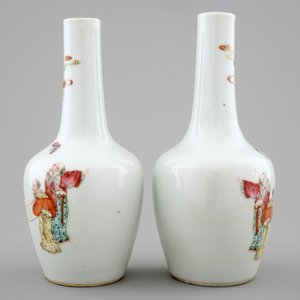 Une paire de vases de forme bouteille en porcelaine de Chine famille rose, 19ème — photo 2