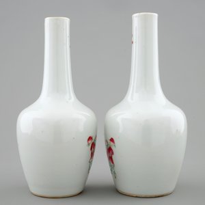 Une paire de vases de forme bouteille en porcelaine de Chine famille rose, 19ème — photo 3
