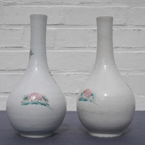 Une paire de vases de forme bouteille en porcelaine de Chine famille rose, Yongzheng — photo 15