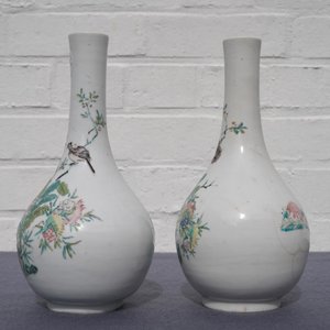 Une paire de vases de forme bouteille en porcelaine de Chine famille rose, Yongzheng — photo 16