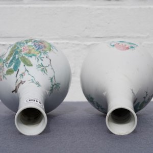 Une paire de vases de forme bouteille en porcelaine de Chine famille rose, Yongzheng — photo 18