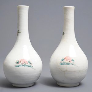 Une paire de vases de forme bouteille en porcelaine de Chine famille rose, Yongzheng — photo 3