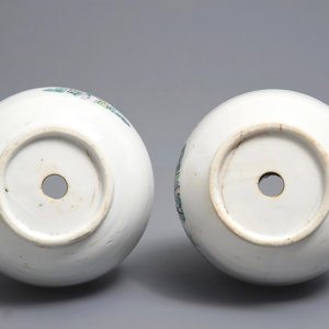 Une paire de vases de forme bouteille en porcelaine de Chine famille rose, Yongzheng — photo 5
