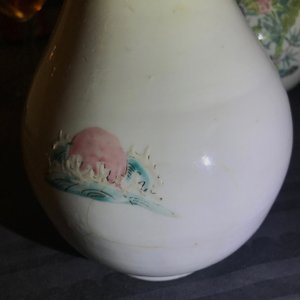 Une paire de vases de forme bouteille en porcelaine de Chine famille rose, Yongzheng — photo 8
