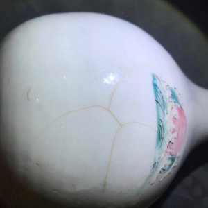Une paire de vases de forme bouteille en porcelaine de Chine famille rose, Yongzheng — photo 10