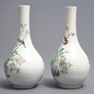 Une paire de vases de forme bouteille en porcelaine de Chine famille rose, Yongzheng — photo 4