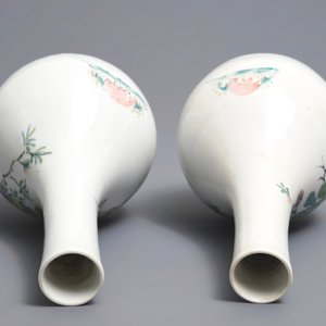 Une paire de vases de forme bouteille en porcelaine de Chine famille rose, Yongzheng — photo 6