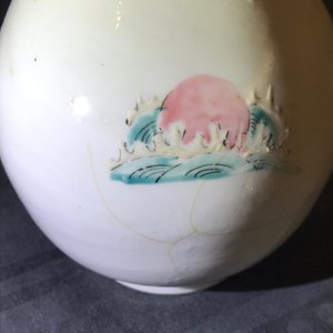 Une paire de vases de forme bouteille en porcelaine de Chine famille rose, Yongzheng — photo 7