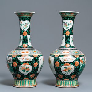 Une paire de vases de forme bouteille en porcelaine de Chine famille verte, 19ème — photo 2