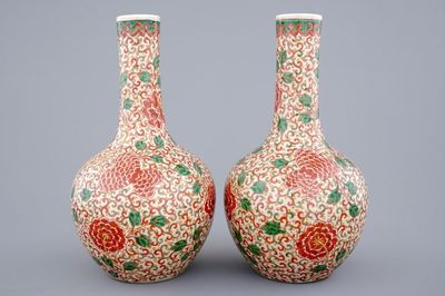 Une paire de vases de forme bouteille en porcelaine de Chine famille verte craquelé, 19ème