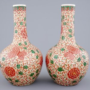 Une paire de vases de forme bouteille en porcelaine de Chine famille verte craquelé, 19ème — photo 1