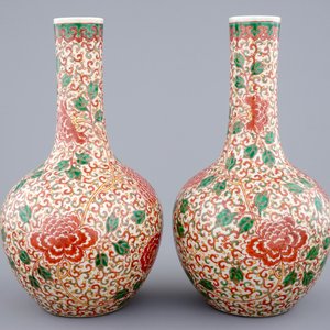 Une paire de vases de forme bouteille en porcelaine de Chine famille verte craquelé, 19ème — photo 2