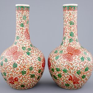 Une paire de vases de forme bouteille en porcelaine de Chine famille verte craquelé, 19ème — photo 3