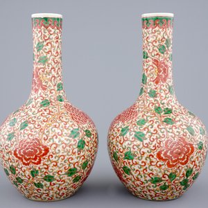 Une paire de vases de forme bouteille en porcelaine de Chine famille verte craquelé, 19ème — photo 4