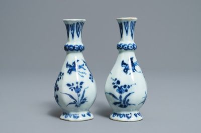 Une paire de vases de forme bouteille octagonale en faïence de Delft en bleu et blanc, 17/18ème