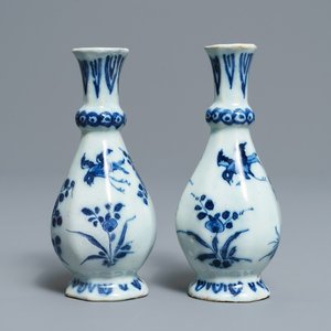 Une paire de vases de forme bouteille octagonale en faïence de Delft en bleu et blanc, 17/18ème — photo 1