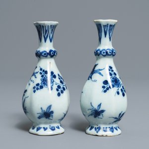 Une paire de vases de forme bouteille octagonale en faïence de Delft en bleu et blanc, 17/18ème — photo 2