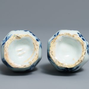 Une paire de vases de forme bouteille octagonale en faïence de Delft en bleu et blanc, 17/18ème — photo 5