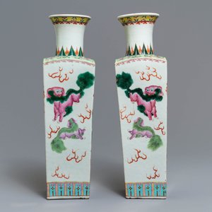 Une paire de vases de forme carré en porcelaine de Chine famille rose, 19/20ème — photo 3