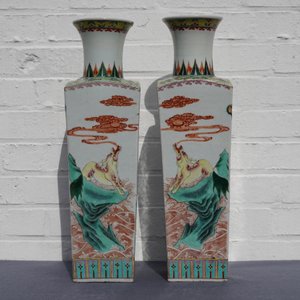 Une paire de vases de forme carré en porcelaine de Chine famille rose, 19/20ème — photo 10
