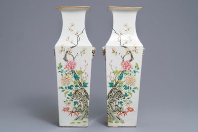 Une paire de vases de forme carré en porcelaine de Chine famille rose, 19ème