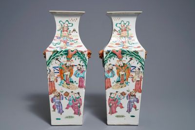 Une paire de vases de forme carré en porcelaine de Chine famille rose, 19ème