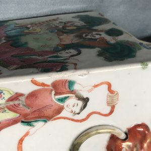 Une paire de vases de forme carré en porcelaine de Chine famille rose, 19ème — photo 8