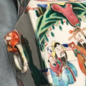 Une paire de vases de forme carré en porcelaine de Chine famille rose, 19ème — photo 10