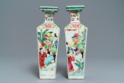 Une paire de vases de forme carré en porcelaine de Chine famille rose, Yongzheng
