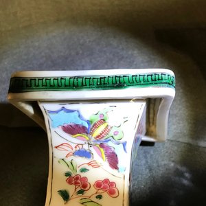 Une paire de vases de forme carré en porcelaine de Chine famille rose, Yongzheng — photo 13