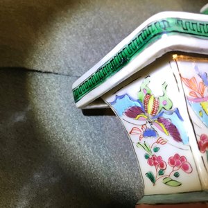 Une paire de vases de forme carré en porcelaine de Chine famille rose, Yongzheng — photo 11