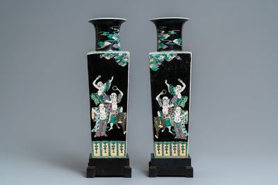 Une paire de vases de forme carrée en porcelaine de Chine famille noire, marque de Kangxi, 19ème