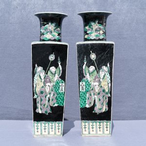 Une paire de vases de forme carrée en porcelaine de Chine famille noire, marque de Kangxi, 19ème — photo 9