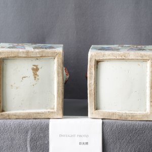 Une paire de vases de forme carrée en porcelaine de Chine famille rose, 19/20ème — photo 14
