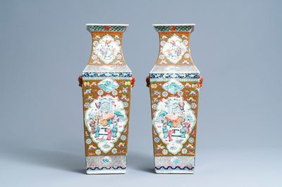Une paire de vases de forme carrée en porcelaine de Chine famille rose à fond brun, 19ème