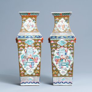 Une paire de vases de forme carrée en porcelaine de Chine famille rose à fond brun, 19ème — photo 3