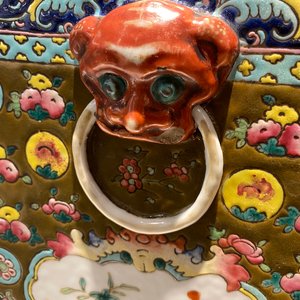 Une paire de vases de forme carrée en porcelaine de Chine famille rose à fond brun, 19ème — photo 7