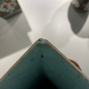 Une paire de vases de forme carrée en porcelaine de Chine famille rose à fond brun, 19ème — photo 13