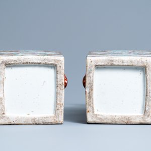 Une paire de vases de forme carrée en porcelaine de Chine famille rose à fond brun, 19ème — photo 6