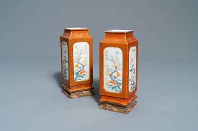 Une paire de vases de forme carrée en porcelaine de Chine famille rose, marque de Yongzheng, République