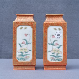 Une paire de vases de forme carrée en porcelaine de Chine famille rose, marque de Yongzheng, République — photo 17