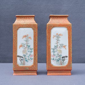 Une paire de vases de forme carrée en porcelaine de Chine famille rose, marque de Yongzheng, République — photo 18