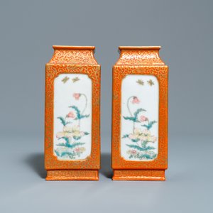 Une paire de vases de forme carrée en porcelaine de Chine famille rose, marque de Yongzheng, République — photo 2