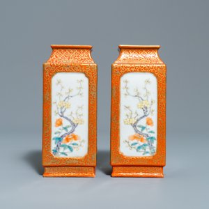 Une paire de vases de forme carrée en porcelaine de Chine famille rose, marque de Yongzheng, République — photo 3