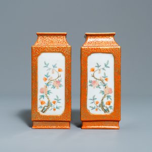 Une paire de vases de forme carrée en porcelaine de Chine famille rose, marque de Yongzheng, République — photo 5