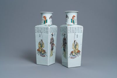 Une paire de vases de forme carrée en porcelaine de Chine famille verte à décor Wu Shuang Pu, marque de Kangxi, 19ème