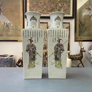 Une paire de vases de forme carrée en porcelaine de Chine famille verte à décor Wu Shuang Pu, marque de Kangxi, 19ème — photo 15